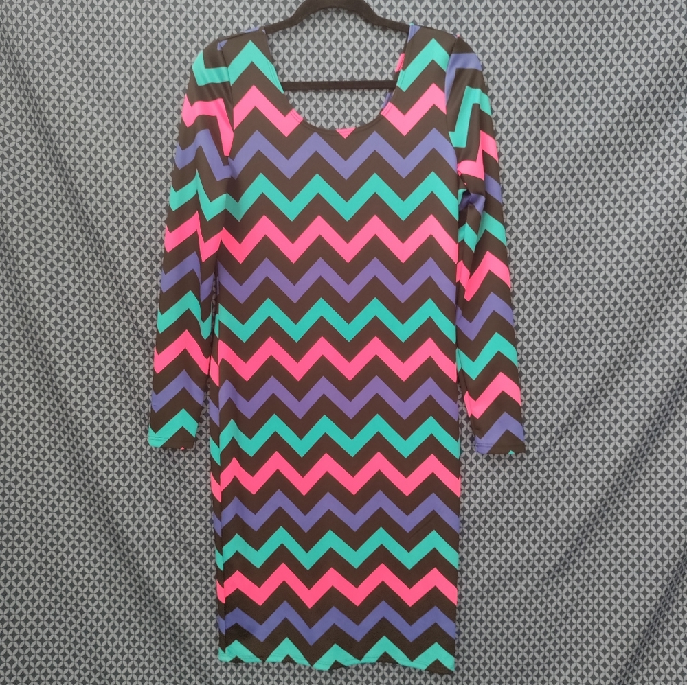 Brat Star - Juniors long sleeve, chevron pattern, fitted, midi dress. Size- XL